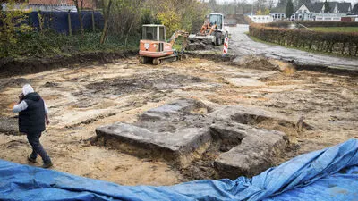 Bei Bauarbeiten auf einem Sportplatz in Hamburg stieß ein Arbeiter auf ein riesengroßes Hakenkreuz