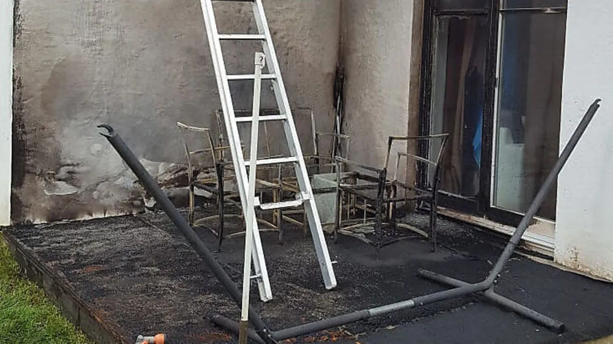 Die Möbelstücke und  ein Kunstrasenbelag fielen dem Brand zum Opfer