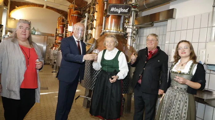 100 Jahre Destillerie Bauer, aus diesem Anlass wurden drei Brennblasen getauft: Anita Schubert (Mitarbeiterin), LR Seitinger, H. W. Schlichte, Winifred Schlichte, Anna Neukart (Mitarbeiterin)