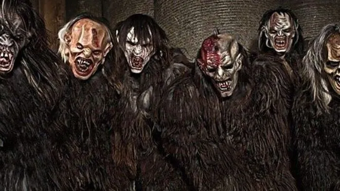 In Assling geschnitzte Krampusse