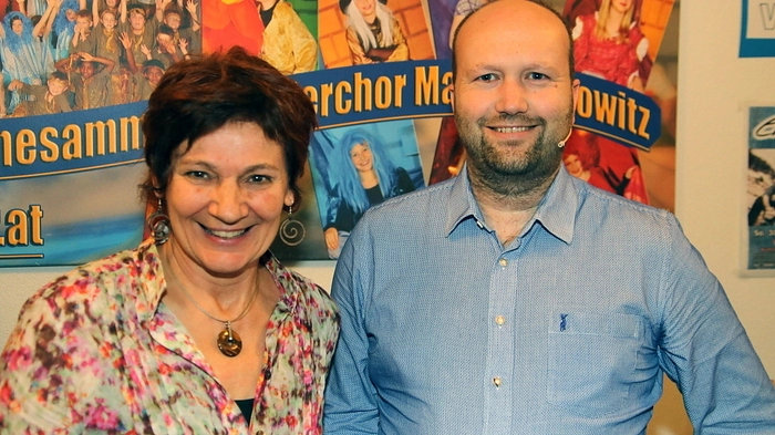 Michael Stering aus Hirschegg feierte sein Debüt als Kabarettist mit zwei ausverkauften Vorstellungen in der "villahafner" von Ida Hafner (links) in Maria Lankowitz.