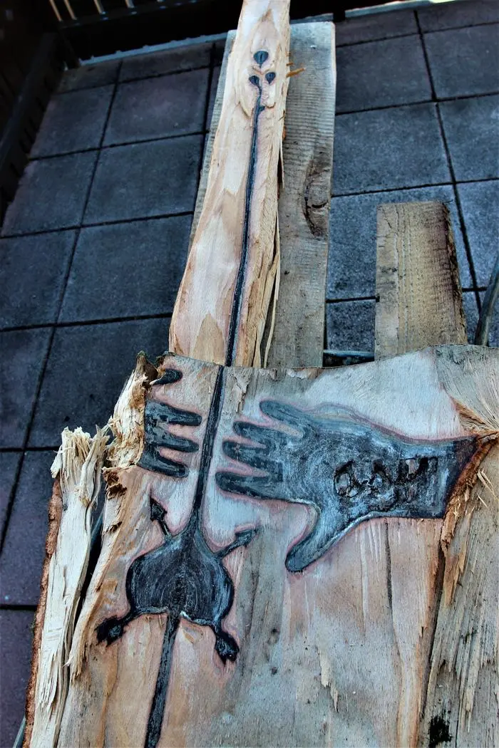 Franz Groß konnte beim Holzspalten rechtzeitig den größten Teil des Stammes retten. Einige Teile wurden bei der Arbeit dennoch zerstört