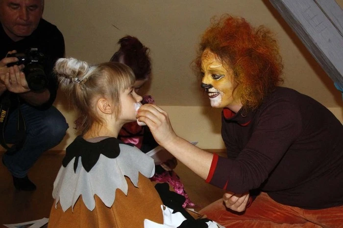 ...und Kinderschminken mitsamt den Eltern ging es kunterbunt zu.
