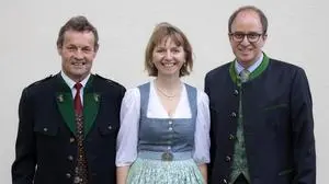 23.04.2025, Haus im Ennstal, Steiermark, Österreich (Austria): Konstituierende Sitzung des Gemeinderates Haus im Ennstal im Festsaal der Mittelschule - im Bild der neu gewählte Gemeindevorstand v. l. Heinz Stiegler (Liste Haus), Gemeindekassier, Barbara Mayer (ÖVP), Vizebürgermeisterin, Matthias Schwab (ÖVP), Bürgermeister. 
Fotocredit: Martin Huber