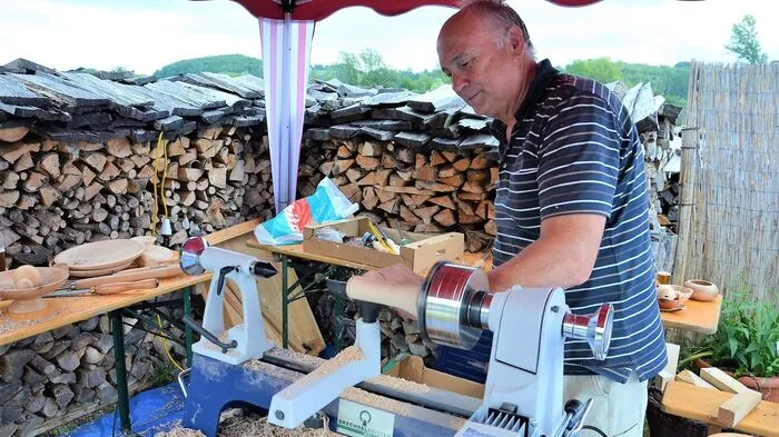 Herbert Lipp zeigte seinen Kursteilnehmern, was er selbst in mehreren Drechselkursen von den Profis gelernt hat.