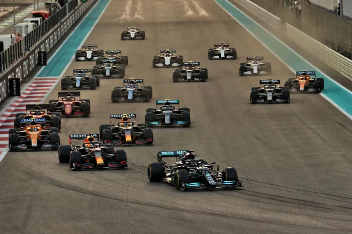 Der Red Bull-Star will auf der langen Geraden kontern, drängt den Briten aber von der Strecke. Der Mercedes-Star kürzt ab und bleibt vorne. Die FIA spricht keine Strafe aus.