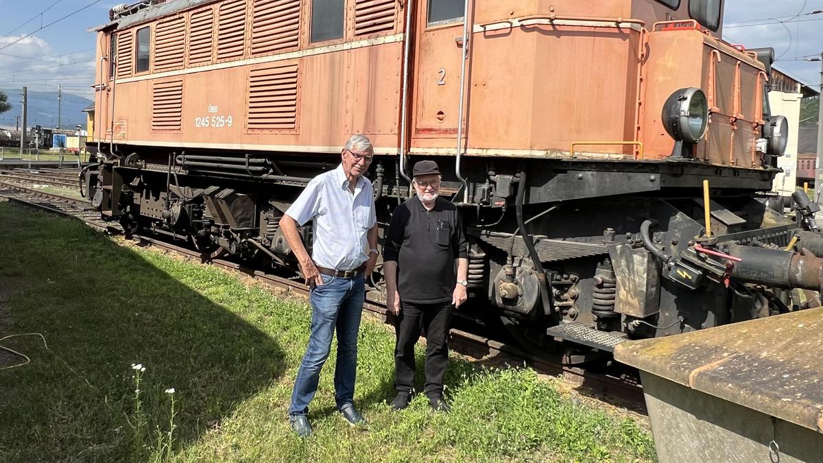 Siegfried Kainer (links) und Dietmar Rauter vom Eisenbahmuseum