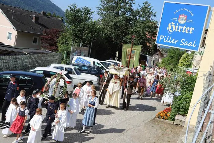 Davor fand eine Fronleichnamsprozession mit Pfarrprovisor Jacek Artur Wesoly durch Steindorf statt.