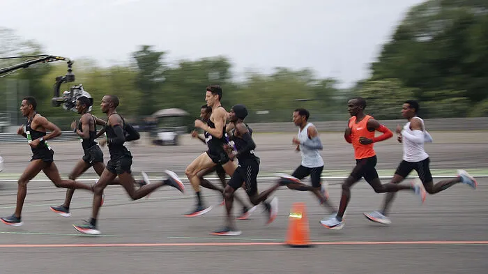 Olympiasieger Eliud Kipchoge ist beim Versuch, als erster Mensch einen Marathon unter zwei Stunden zu laufen, knapp gescheitert.