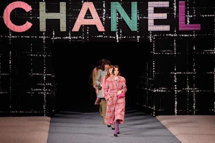 Chanel hat sich aktuell ganz dem Tweed verschrieben.