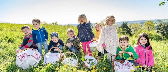 Fleischweihe: Kinder mit geschmückten Körben