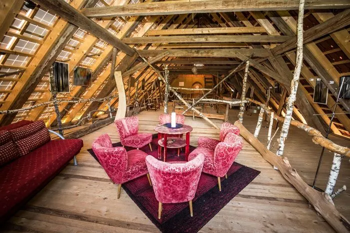 ...und die Lounge am Dachboden.