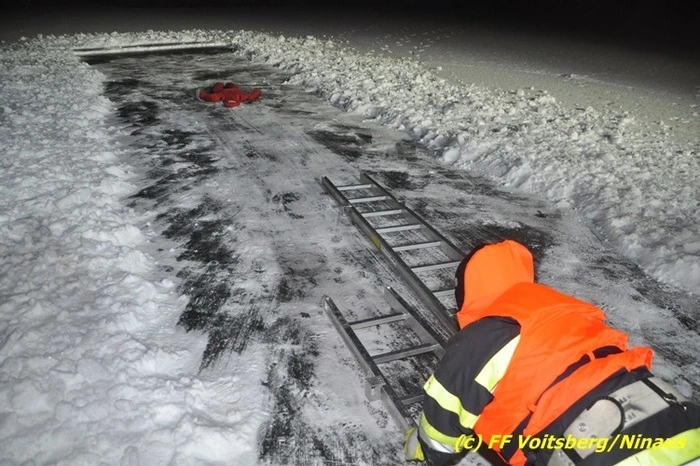 Die vier Methoden bestanden zum ersten in der Rettung mit Steckleitern, wobei ein Kamerad von den Kameraden am Ufer mit den Leitern zur rettenden Person vorgeschoben wurde.