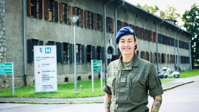 Corina K. an ihrem Arbeitsplatz, dem Sanitätszentrum-Süd in der Grazer Belgierkaserne