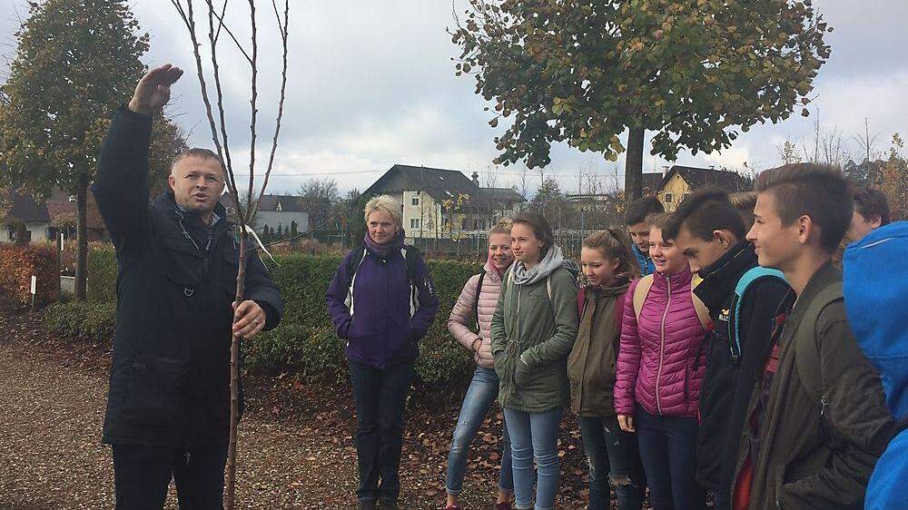 Jörg Grinschgl erklärt den Schülern der NMS 2 Deutschlandsberg die Aufzucht eines Glockenapfelbaums 