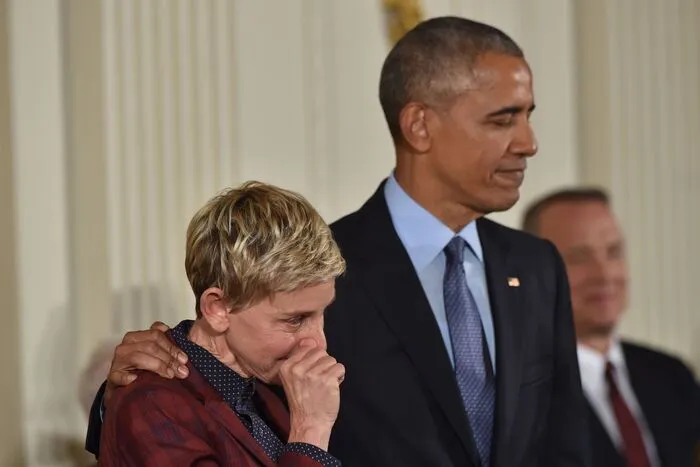 Sichtlich gerührt würdigte Obama Ellen DeGeneres für ihren Mut, 1997 in ihrer damaligen Komödienserie "Ellen" ihre Homosexualität öffentlich zu machen.  