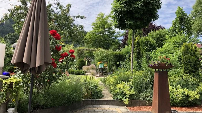 Auf mehr als 1000 Quadratmetern hat sich Heidi Woitischek ihr Gartenparadies geschaffen.