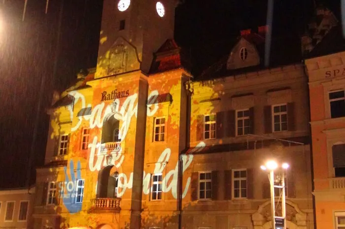 Als sichtbares Zeichen gegen Gewalt an Frauen und Mädchen ließ der Künstler OchoReSotto mittels Projektionen das Leibnitzer Rathaus in Orange erstrahlen.