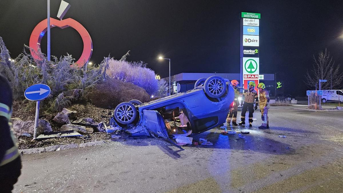 Beim sogenannten „Mediamarkt-Kreisverkehr“ überschlug sich am Freitagabend ein Pkw