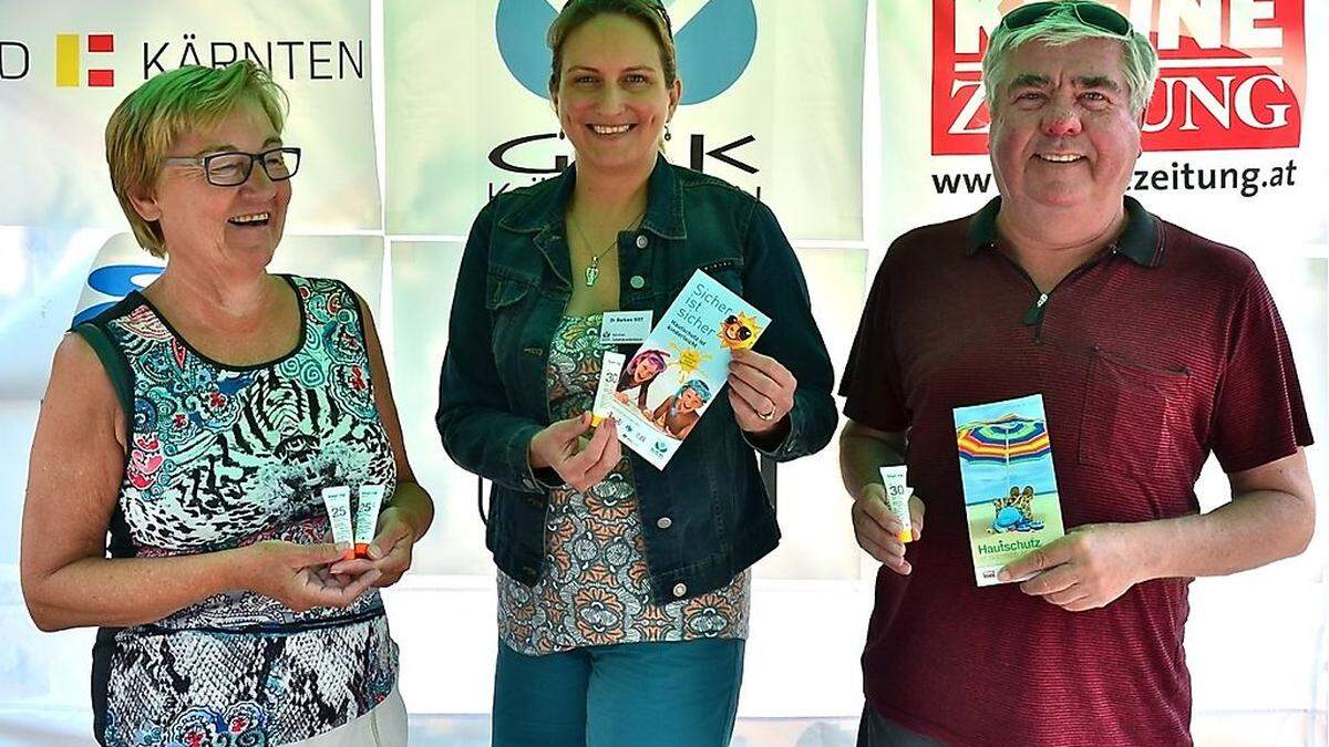 Hautfachärztin Barbara Sist (Mitte) informierte bei der Hautschutzkampagne im Strandbad Presseggen auch Inge und Klaus Böpple