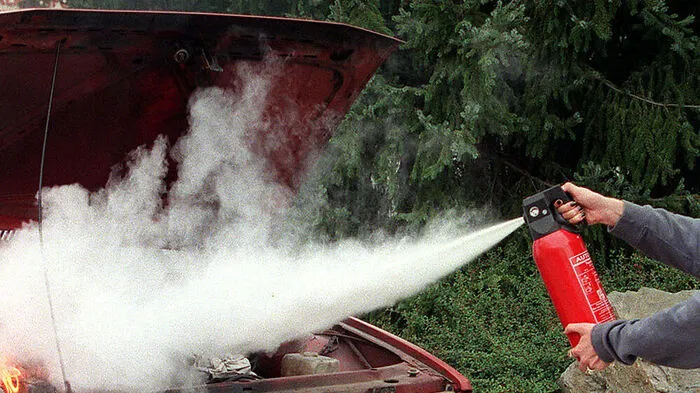 Der betroffene Fahrzeuglenker führte keinen Handfeuerlöscher mit sich