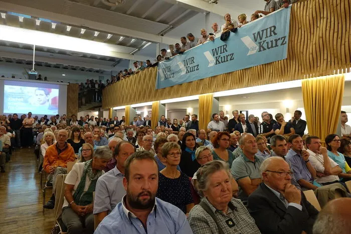 Alle Plätze waren voll besetzt, sogar auf den Galerien drängelten sich die Gäste.