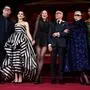 Teuflische Aufstellung: Caleb Hearon, Anne Hathaway, Emily Blunt, Stanley Tucci, Meryl Streep und Simone Ashley (von links) | Teuflische Aufstellung: Caleb Hearon, Anne Hathaway, Emily Blunt, Stanley Tucci, Meryl Streep und Simone Ashley (von links)