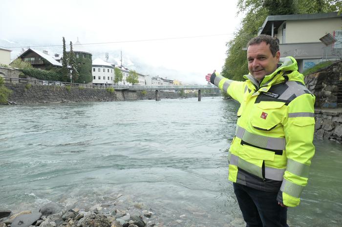 Johannes Nemmert, Leiter des Baubezirksamtes, weist den Weg, den die Baustelle noch vor sich hat