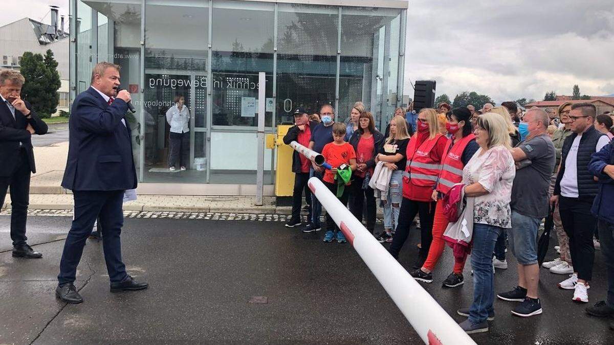 Auch von Kundgebung vor dem Werksgebäude am Montag, 24. August, zeigt sich die Geschäftsführung unbeeindruckt