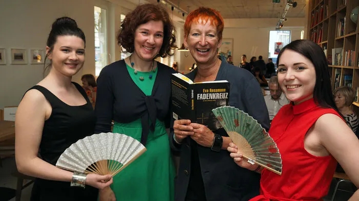 Das faire Frühlingsfest des Klagenfurter Weltladens Donnerstagabend im magdas Lokal war ausgebucht. Schülerinnnen der Wi´Mo Modeschule zeigten auf der Bühne faire Frühlingsmode aus dem Weltladen. Eva Rossmann las aus zwei ihrer Bücher, die sich mit fairem Handel und Lebensmitteln beschäftigen (Fadenkreuz und GUT abder TOT). Danach wurde noch bestens gespeist.