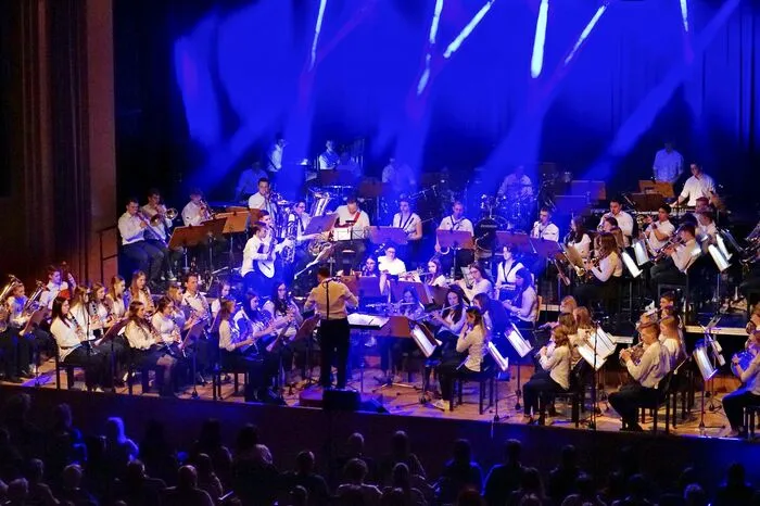 Geboten wurde Unterhaltungsmusik vom Feinsten, von Pop bis zur Filmmusik. Das Orchester, welches seit November geprobt hatte, wurde meisterhaft von Klaus Mühlthaler geleitet.
