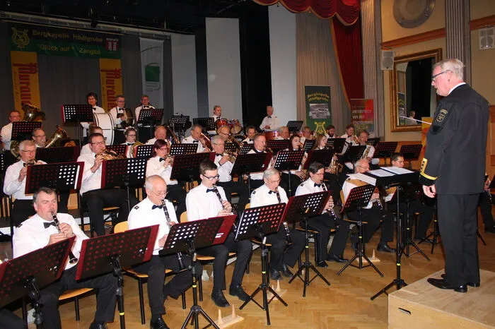 Die Bergkapelle Hödlgrube-Zangtal lud zum Frühlingskonzert in die Stadtsäle Voitsberg. Im Zuge dessen wurde drei Musiker geehrt.