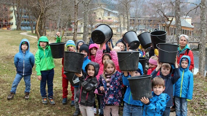 Eisenkappler Schüler nahmen mit Paula Micheuz an der Amphibienwanderung im Bereich der Schlossteiche teil