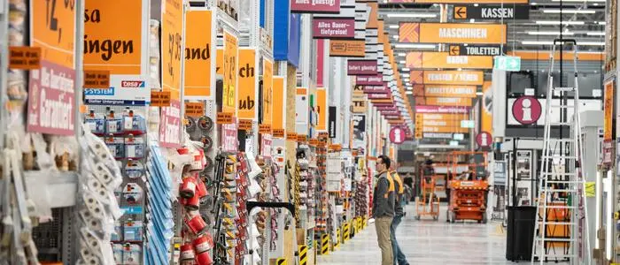 Das Bild zeigt Regale im Baumarkt Hornbach | Hornbach leitet wieder eine Expansion in Österreich ein. Heuer folgt ein Markt in Eisenstadt, 2026 der zweite im Raum Graz