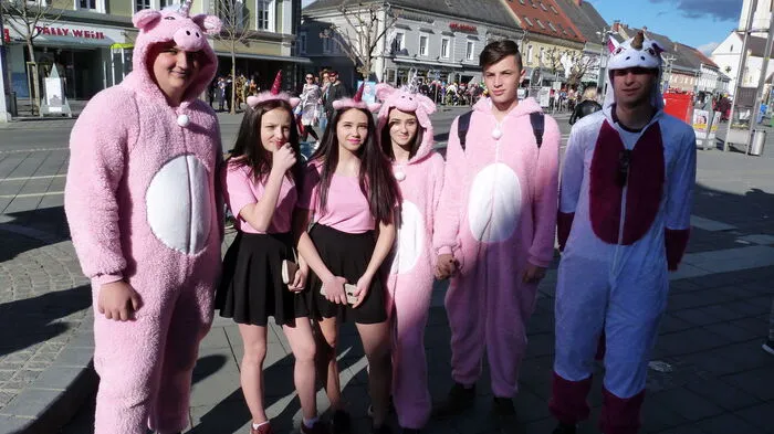 Viele Fotos zum Durchklicken. Gute Unterhaltung...
