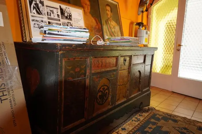 Nur eines behalten die "Kaiser-Damen": eine urige Truhe