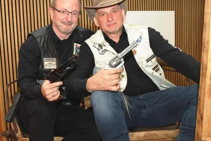 Bestens organisiert wurde die Party vom Motorradsportclub (MSC) Brückl (Obmann Harald Wank, rechts), der mit seinem Team einmal mehr bewies, wie man ein Fest organisiert. Fazit: Wenn in Brückl die Cowboyhüte aufgesetzt werden, ist gute Stimmung garantiert. Und der nächste Ritt in den Wilden Westen lässt sicher nicht lange auf sich warten.