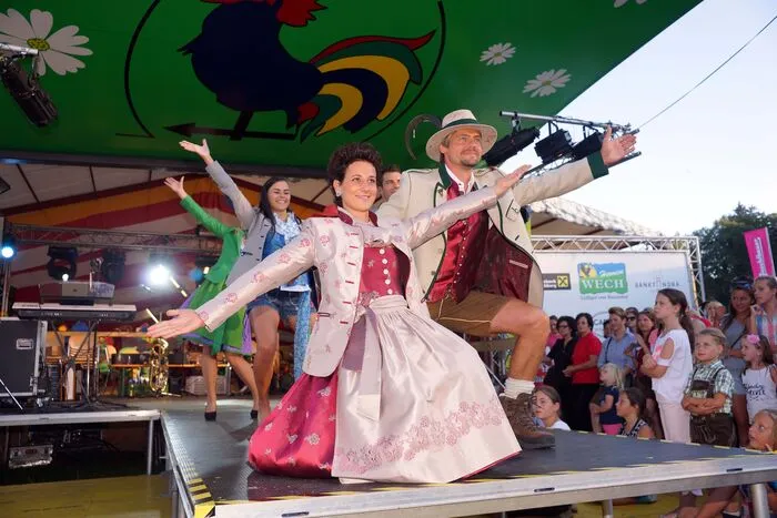 Hiebei vereinigte sich eine sehr gefällige Choreographie mit neuster Mode aus dem Trachtenbereich.