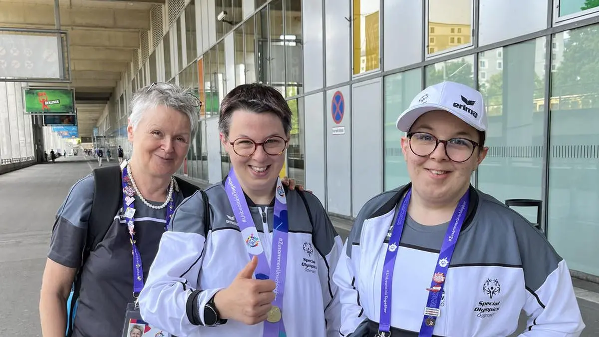 Romana Zablatnik (Mitte) mit Schwester Marina und Mutter und Trainerin Katherine 
