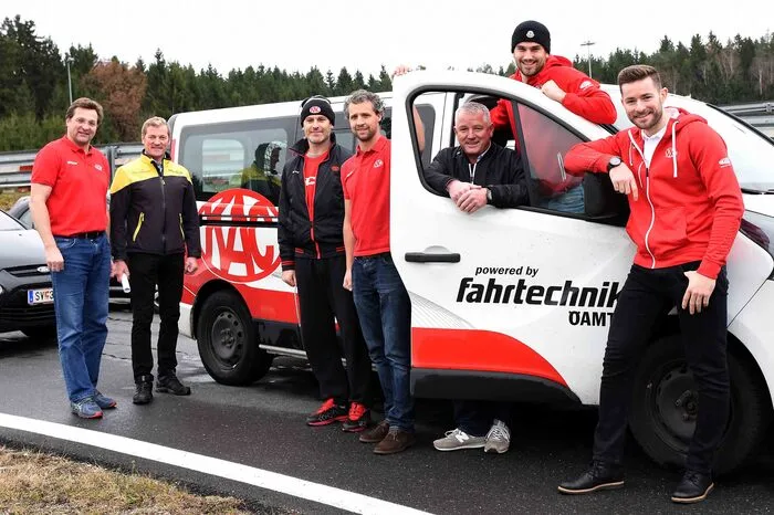 Beim EC KAC Fahrtechnikkurs am Öamtc-Fahrtechnikzentrum in Mail dabei u.a. Christian Sintschnig, Robert Pichler, Zdeněk Picka, Joe Reichel, Hans Sulzer, Marchel Witting und Christoph Duller v.l.n.r.