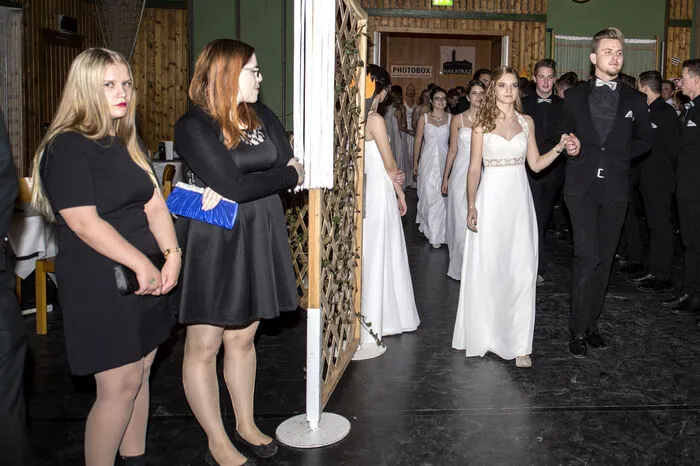 Vorgestellt von Klassenvorstand Herbert Hofer, präsentierten sich die Tanzpaare mit einer von Jasmin Hatzl aus Bad Tatzmannsdorf choreografierten Polonaise