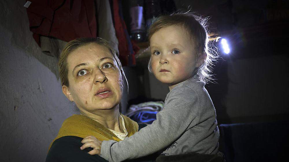 Eine Mutter mit ihrem Kind in einem Bunker im fast schon zur Gänze von Russen eroberten Mariupol 