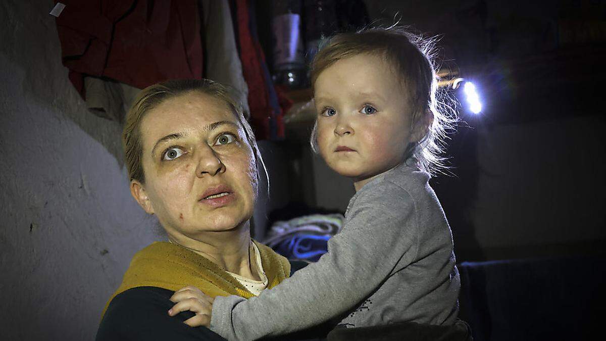 Eine Mutter mit ihrem Kind in einem Bunker im fast schon zur Gänze von Russen eroberten Mariupol 