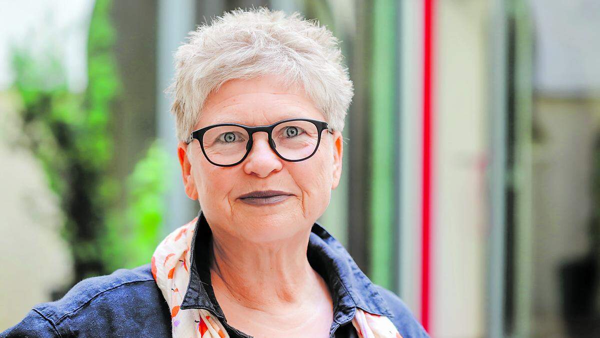 Dr. Ursula Maier-Rabler ist Kommunikationswissenschafterin, Partnerin in der ARGE Zukunftsraum (www.zukunftsraum.eu) und unterrichtet an der Universität Salzburg