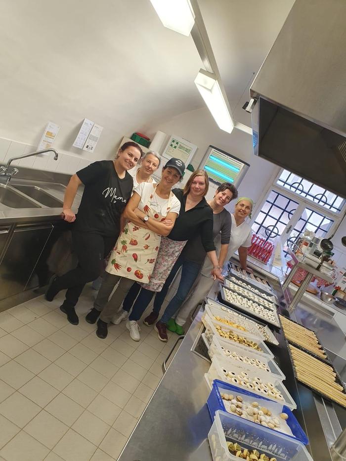 Auch die Absolventen der Fachschule haben für die Benefizkeksaktion in der Schulküche gebacken