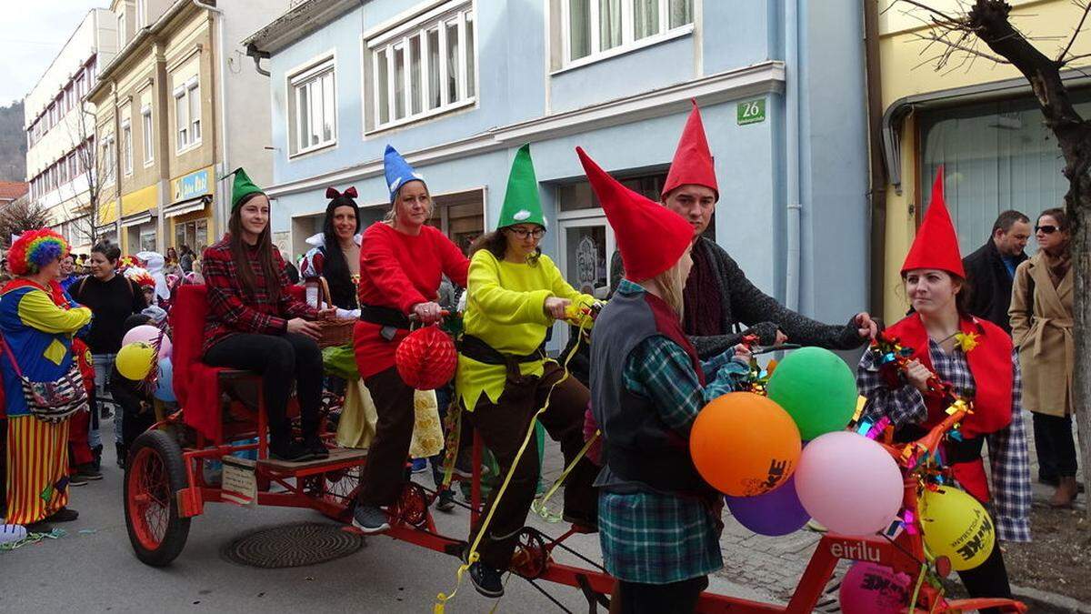 Die sieben Zwerge chauffierten Schneewittchen auf dem Tandem durch die Stadt