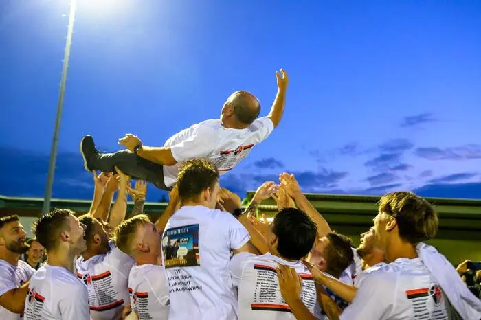 Dementsprechend ausgelassen wurde der Aufstieg in die Regionalliga mit den Fans gefeiert. Klicken Sie sich durch die Bilder! 