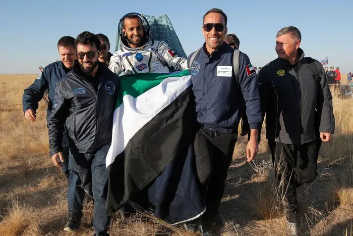 In der Sojus-Kapsel befanden sich ein US-Bürger, ein Russe sowie der erste Araber, der zur ISS reiste. Der 35-jährige Hassa al-Mansouri aus den Vereinigten Arabischen Emiraten kehrte nach acht Tagen im All wieder auf die Erde zurück.