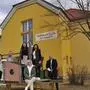 Gemeindevertreter und Projektverantwortliche vor der Volksschule Schönweg