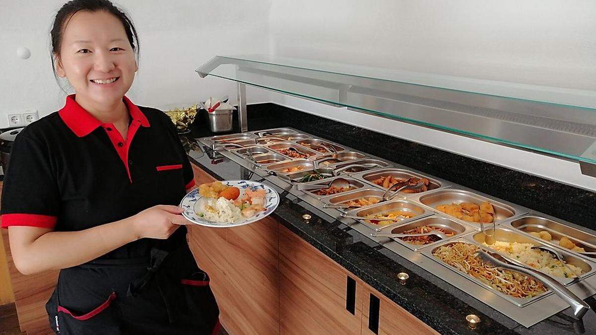 Wangye Zhu beim Buffet-Bereich ihres Chinarestaurants, das sie von ihrem Vater Xianyao Zhu übernommen hat